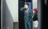 躲在超市后门抽烟的两人